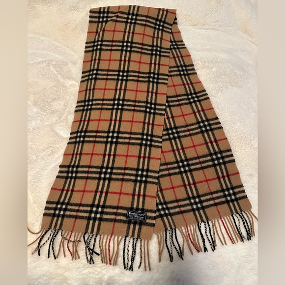 Burberry scarf 💯 lamb’ wool - Picture 1 of 4